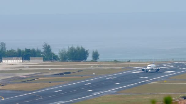 Επιβατικό Αεροπλάνο Επιταχύνει Και Απογειώνεται Στο Αεροδρόμιο Αναχώρηση Αεροσκάφους Τουρισμός — Αρχείο Βίντεο
