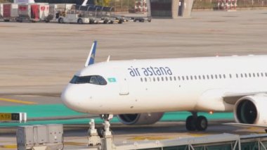 PHUKET, THAILAND - 26 Şubat 2023: Air Astana yolcu uçağının Phuket havaalanında taksicilik, yan görüş