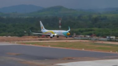 PHUKET, THAILAND - 19 Şubat 2023: NOK Air 'in Boeing 737 yolcu uçağının yan görüntüsü ve Phuket havaalanındaki piste inişi. Uçak geliyor.