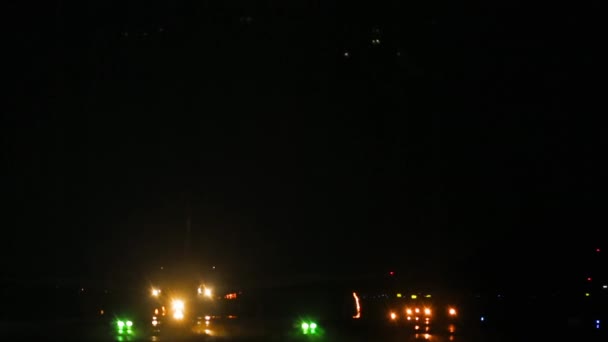 Avión Aterrizando Por Noche Pista Está Iluminada Con Luces Aterrizaje — Vídeos de Stock