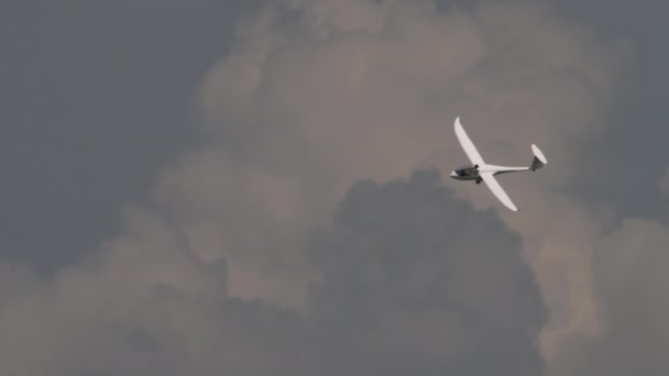 Segelflugzeug Landet Auf Einem Kleinen Flugplatz Nicht Motorisierte Flugzeuge Gleitschirm — Stockvideo