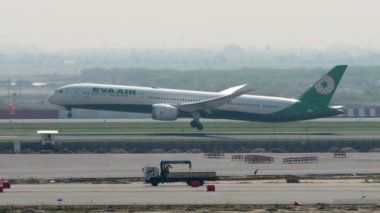 BANGKOK, THAILAND - 01 Mart 2023: Boeing 787-10 Dreamliner, B-17806 EVA Air iniş ve frenleme Suvarnabhumi Havaalanı, yan görüş. Uçak geliyor. EVA Havayolları Tayvan Uluslararası Havayolları