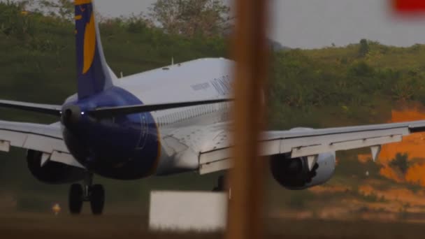 Phuket Thailand 2023年2月16日 蒙古波音737最大客机在普吉机场降落 破坏分子了 飞机刹车 后视镜 — 图库视频影像