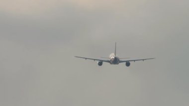 Kalkıştan sonra tanınmayan bir üniforması olan bir jet uçağı. Uçak kalkıyor, dikiz aynasından. Gökyüzünde bir uçak. Turizm ve seyahat kavramı