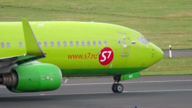 DÜKSELDORF, GERMANY - 23 Temmuz 2017: Boeing 737, S7 Airlines 'ın VP-BND' si Düsseldorf havaalanında taksicilik yapıyor, yan görüş