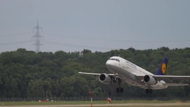 Dusseldorf 2017年7月23日 商业飞机空中客车A319 汉莎航空的D Ails起飞 起落架撤回 乘客航班起飞 侧视图 — 图库视频影像