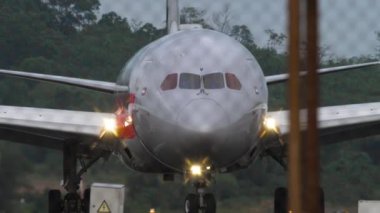 PHUKET, THAILAND - 26 HAZİRAN 2023: Phuket havaalanında Formula 1 Abu Dhabi 2023 ile Etihad Havayolları 'nın Boeing 787 hayalperesti. Çitin arkasından bak.