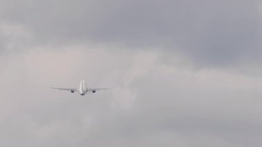 Ticari uçak kalkıyor, dikiz manzaralı. Uçak kalkıyor, tırmanıyor. Seyahat konsepti Havacılık