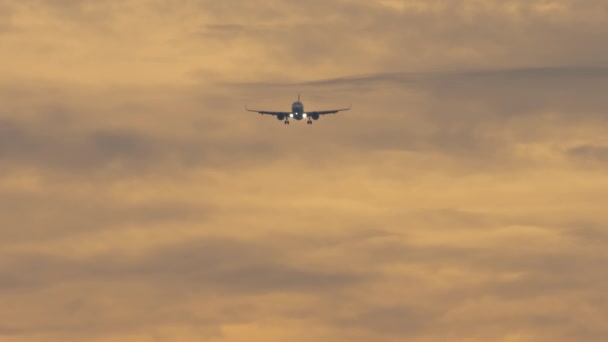 喷气式飞机接近地面 降落在日落的天空中 在天空中飞行的飞机的影像 前景色 旅游和旅行概念 抵达的飞机 — 图库视频影像