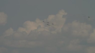 Askeri savaş uçaklarının yerden uçma ihtimali çok düşük. Güzel mavi gökyüzünde askeri uçaklar. Hava Kuvvetleri geçit töreni