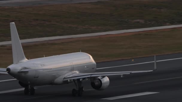 Avion Passagers Accélérant Avant Décollage Sur Piste Coucher Soleil Tourisme — Video