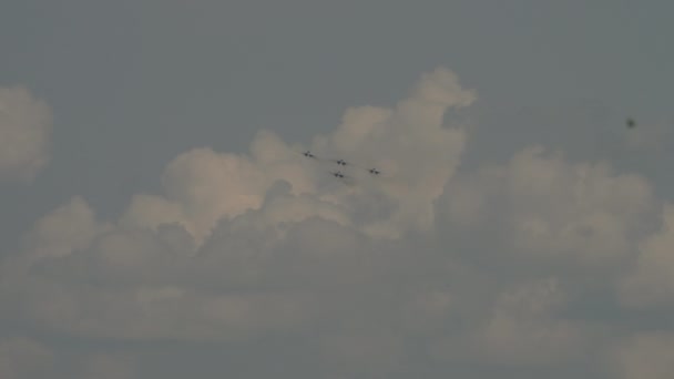 長時間の軍用戦闘機が地上を飛行する 美しい青空の軍用飛行機 空軍パレード — ストック動画