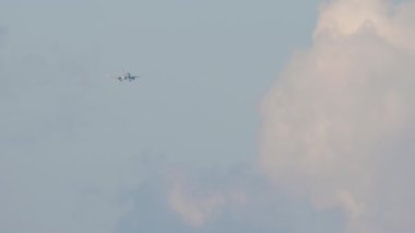 İniş için yaklaşan bir jet yolcu uçağı, bulutlu bir arka plan. Uçak uçar. Uçuş. Turizm ve seyahat kavramı