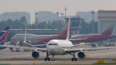 MOSCOW, Rusya Federasyonu - 30 Temmuz 2021: Boeing 777 Nordwind havayolları Sheremetyevo havaalanı pistinde taksicilik yapıyor. Havaalanındaki uçak. Turizm ve seyahat kavramı.