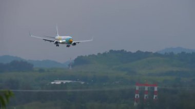 PHUKET, THAILAND - 19 Şubat 2023: NOK Air 'in Boeing 737 uçağı Phuket havaalanına iniyor. Uçak geliyor.