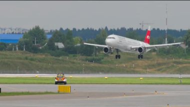 MOSCOW, Rusya Federasyonu - 30 Temmuz 2021 Nordwind Havayolları 'nın uçağı Sheremetyevo havaalanına indi. Yolcu uçağı geliyor. Seyahat kavramı.