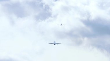 Tanımlanamayan ciğeri olan iki uçak uçup gidecek, uzak ihtimal. Uçak tırmanışı. Uçak biletleri ve uçak biletleri için arka plan