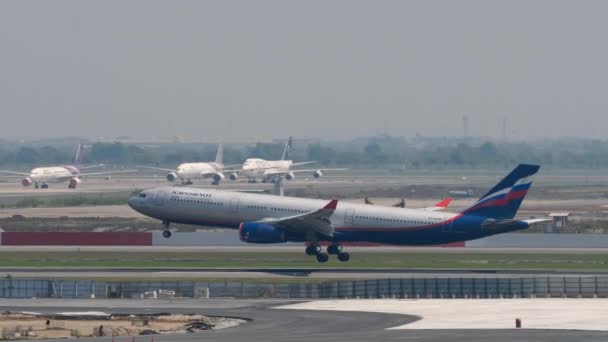 Bangkok Thailand March 2023 Passasjerfly Aeroflot Landing Berøring Suvarnabhumi Flyplass – stockvideo