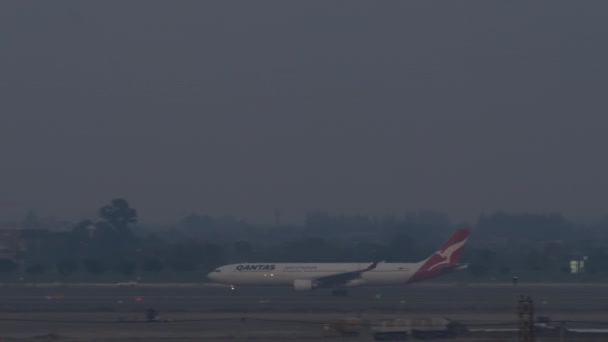 バンコク Thailand マルシェン 2023 バンコク スワンナプーム空港での離陸を加速するQantas航空の乗客ボーイング — ストック動画