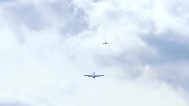 Tanımlanamayan Ciğeri Olan Iki Uçak Uçup Gidecek Uzak Ihtimal Uçak — Stok video