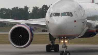 MOSCOW, Rusya Federasyonu - 29 Temmuz 2021: Sheremetyevo havaalanında taksicilik yapan Aeroflot 777 numaralı geniş gövdeli uçak. Uçak pistte, yan görüş
