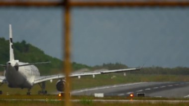 PHUKET, THAILAND - 26 Kasım 2016: FinnAir 'in arka görüntüsü Phuket havaalanından kalkmadan önce hızlandı