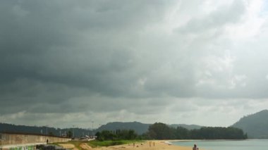 PHUKET, THAILAND - 27 Kasım 2015: THAI uçağının Boeing 777 uçağı indi. Uçak uçar. Havaalanı yakınında bir sahil. Avia trafiği.