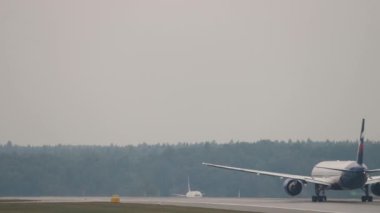 MOSCOW, Rusya Federasyonu - 30 Temmuz 2021: Aeroflot uçağı Sheremetyevo havaalanından kalkış için hızlanıyor, arka görüş. Rus Havayolları kalkıyor