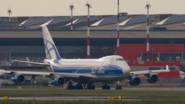 MOSCOW, Rusya Federasyonu - 30 Temmuz 2021: AirBridgeCargo kargo uçağı Sheremetyevo havaalanında taksicilik, yan görüş. Boeing 747 taksi yolunda. Havacılık kavramı