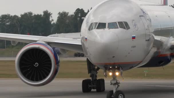 Moscow Russian Federation July 2021 Впритул Літак Boeing 777 Аеропорту — стокове відео