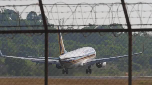 Phuket Thailand February 2023 シンガポール航空のボーイング737がプーケット空港に着陸し ブレーキをかけ リアビュー 旅客フライト到着 — ストック動画