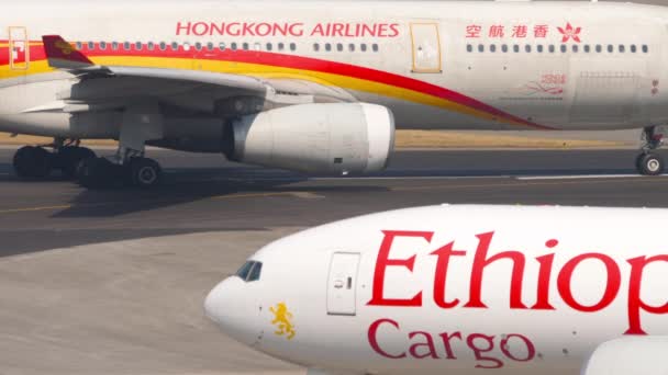 Hong Kong November 2019 Airbus A330 Авіакомпанії Hong Kong Airlines — стокове відео
