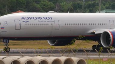 PHUKET, THAILAND - 29 HAZİRAN 2023: Phuket Havaalanında taksicilik yapan Boeing 777-300ER, RA-73142. Yolcu taşıyıcısı takside. Tropik bir adada havaalanı