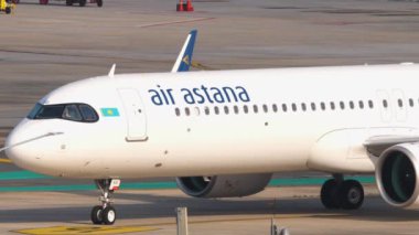 PHUKET, THAILAND - 26 Şubat 2023: Phuket havaalanında taksicilik yapan Air Astana uçağı, yan görüş. Havaalanı, trafik