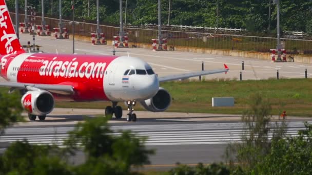 Phuket Thailand 2016年11月26日 在跑道上滑行的亚洲航空公司客机被枪杀 亚洲航空A320空中客车准备在普吉机场起飞 旅游和旅行概念 — 图库视频影像