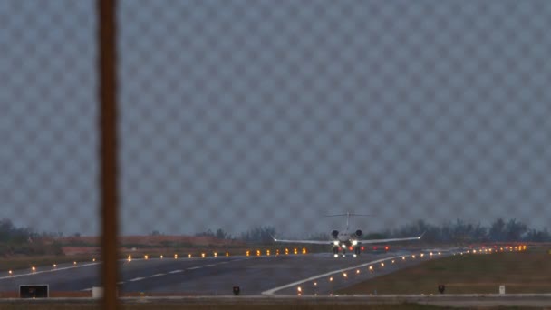 Tanımlanamayan Bir Üniforması Olan Özel Bir Jet Alacakaranlıkta Havalanmak Için — Stok video