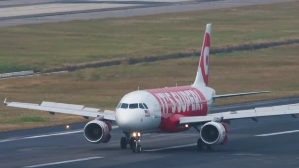 Phuket Thailand 2023年2月3日 飞机在普吉机场着陆后刹车 破坏分子了 亚洲低成本航空公司 旅客航班到了旅游和旅行概念 — 图库视频影像