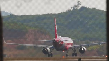 PHUKET, THAILAND - 10 Şubat 2023: uçak havalandı. Airbus A320, HS-BBD AirAsia Phuket havaalanından kalkıyor. Yolcu uçağı kalkıyor. Turizm seyahati kavramı