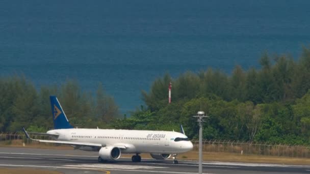 알마티 카자흐스탄 2019년 알마티 공항에서 아스타나의 A321 Kgh 비행기는 가속하고 — 비디오