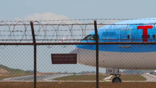 Phuket Thailand 2023年2月10日 普吉机场的波音787梦幻客机 飞机起飞了飞机在跑道上滑行 围栏上的禁区标志 — 图库视频影像