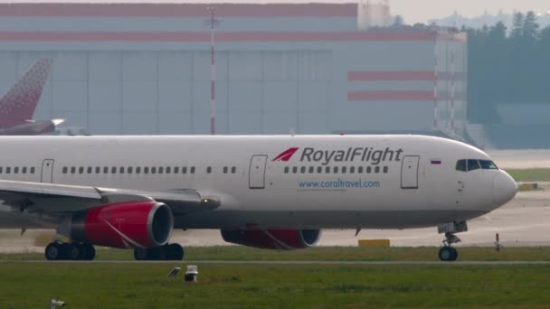 Moscow Federação Russa Julho 2021 Avião Passageiros Royal Flight Airlines — Vídeo de Stock