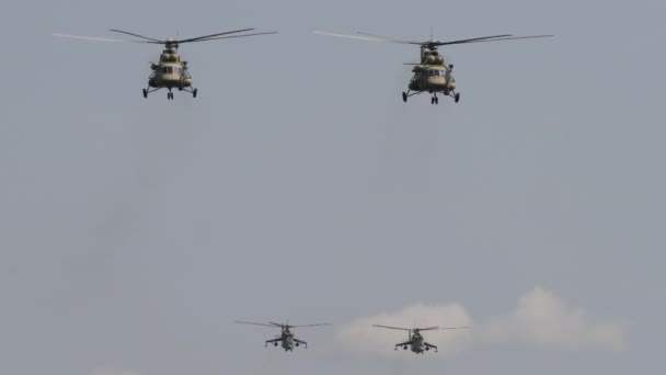 Militärhubschrauber Fliegen Den Himmel Führen Demonstrationsflüge Durch Luftwaffe Kopieren Den — Stockvideo