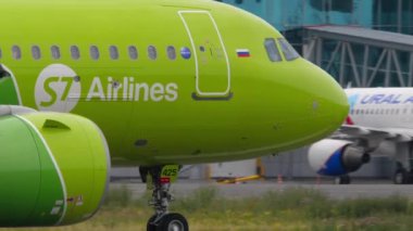 NOVOSIBIRSK, RUSYA FEDERASYONU - 15 Temmuz 2022: Yolcu Airbus A320neo Tolmachevo havaalanında taksicilik yapıyor, yakın görüş. Taksideki bir uçak. Yolcu uçağı, havaalanı.