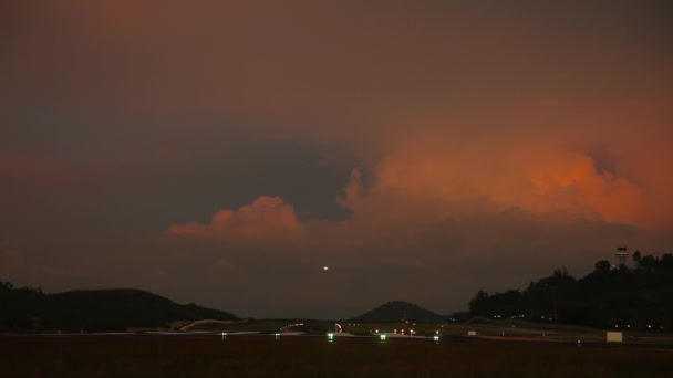 Panoramic Night View Airfield Runway Clouds Illuminated Sunset Aircraft Approaching — Stock Video