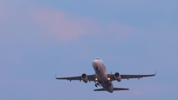 2023 공항에서 이륙의 항공기 A320 비행기 — 비디오