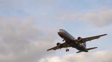 MOSKOW, Rusya Federasyonu - 12 Eylül 2020: Airbus A320 Aeroflot, bulutlu bir gökyüzüne iniş için yaklaşıyor. Uçak tepemizde uçuyor.