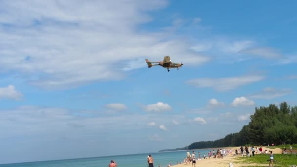 Lehké Malé Pobřežní Letadlo Přistávající Nad Pláží Letadlo Nad Pláží — Stock video