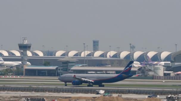 Bangkok Tailandia Marzo 2023 Avión Portador Aeroflot Frenando Después Aterrizar — Vídeos de Stock