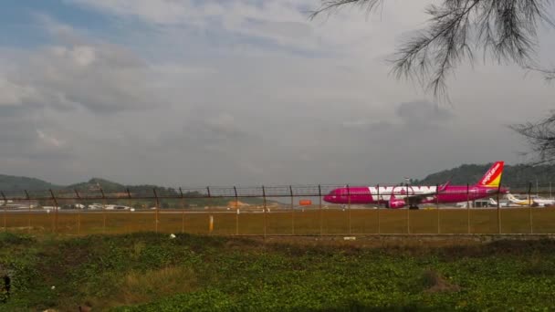 Phuket Thailand Januari 2023 Vietjet Vliegtuig Voor Passagiers Startbaan Luchthaven — Stockvideo