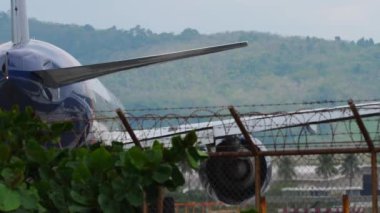 PHUKET, THAILAND - 30 HAZİRAN 2023: Phuket havaalanı pistinde, Aeroflot 'un geniş gövdeli uçağı Boeing 777, orta shiot. Uçak havalanmaya hazır. Turizm seyahati kavramı